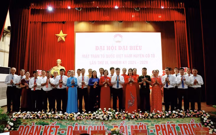 UBND huyện Cô Tô khen thưởng cho 6 tập thể và 3 cá nhân vì có thành tích xuất sắc.