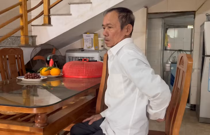 Ông Tấn nhớ lại quãng thời gian phát hiện bệnh suy thận gây đau lưng.