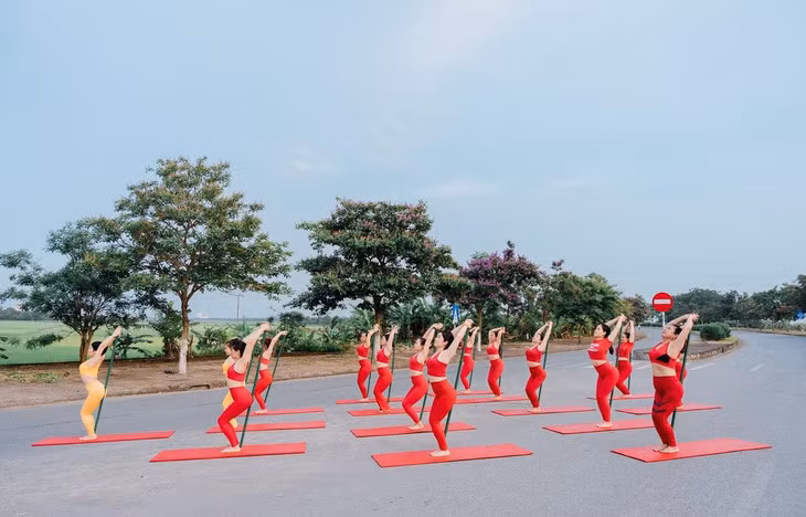 Nhóm yoga ra giữa đường tập tại thị trấn Kiến Xương, tỉnh Thái Bình gây cản trở giao thông - Ảnh cắt từ video