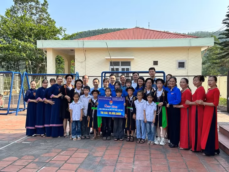 Thành Đoàn Hạ Long bàn giao sân vui chơi thiếu nhi tại thôn Đồng Đạng, xã Sơn Dương. Ảnh: Đơn vị cung cấp.