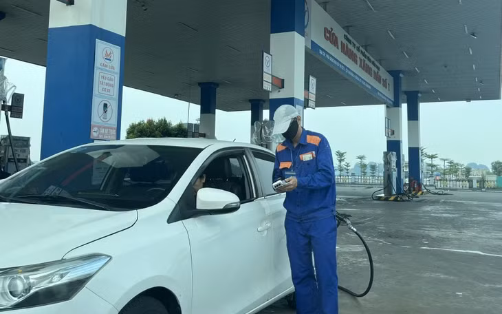 Thanh toán không dùng tiền mặt tại Cửa hàng xăng dầu số 1, phường Hồng Hà, TP Hạ Long.