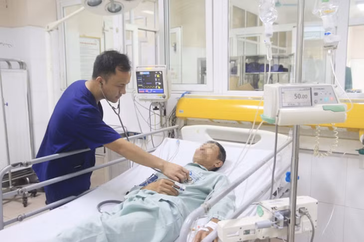 Bệnh nhân ngộ độc so biển được cấp cứu, điều trị kịp thời tại Bệnh viện Bãi Cháy. Ảnh: Mạc Thảo (Bệnh viện Bãi Cháy)