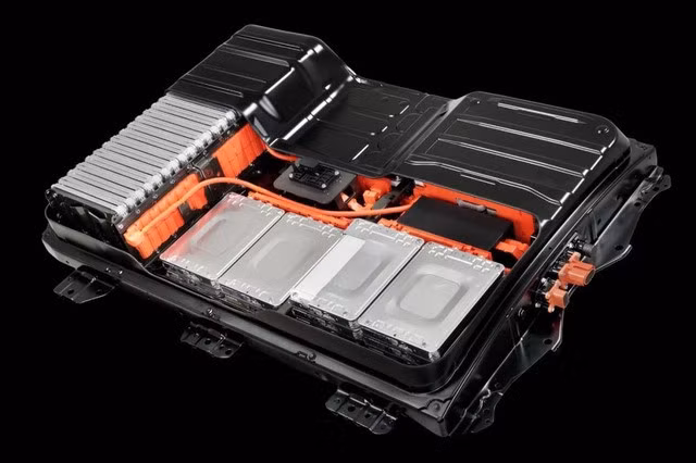 Pin lithium thể rắn được đánh giá là giải pháp đột phá cho những hạn chế của pin lithium-ion. Loại pin này sử dụng chất điện giải rắn thay cho chất điện giải dạng lỏng, mang lại nhiều ưu điểm vượt trội.