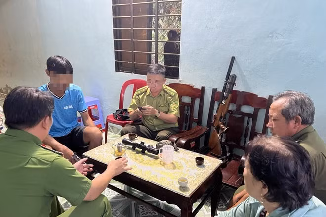 Cơ quan chức năng làm việc với đối tượng sử dụng khẩu súng săn. Ảnh: VQGCĐ