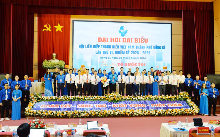 Các đại biểu tặng hoa chúc mừng Uỷ ban Hội LHTN Việt Nam TP Uông Bí, nhiệm kỳ 2024 - 2029.