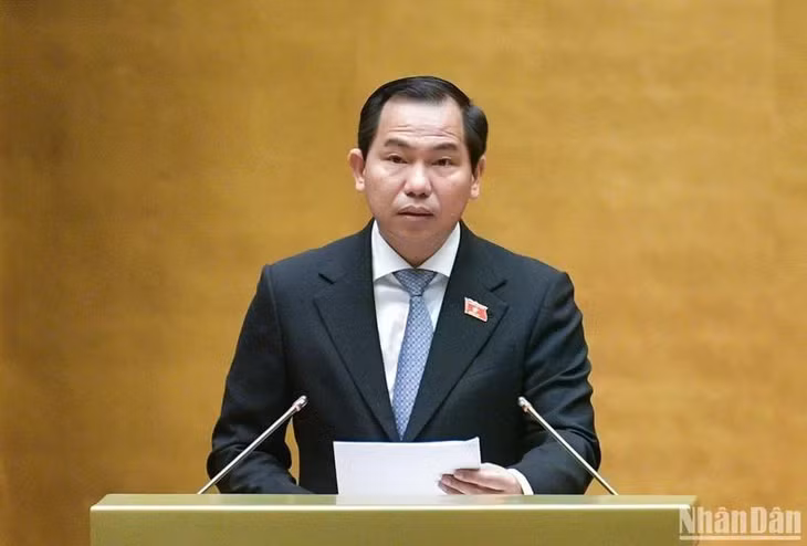 Chủ nhiệm Ủy ban Tài chính, Ngân sách Lê Quang Mạnh, Phó Trưởng đoàn Thường trực Đoàn giám sát báo cáo tóm tắt kết quả giám sát việc thực hiện Nghị quyết số 43. (Ảnh: DUY LINH)