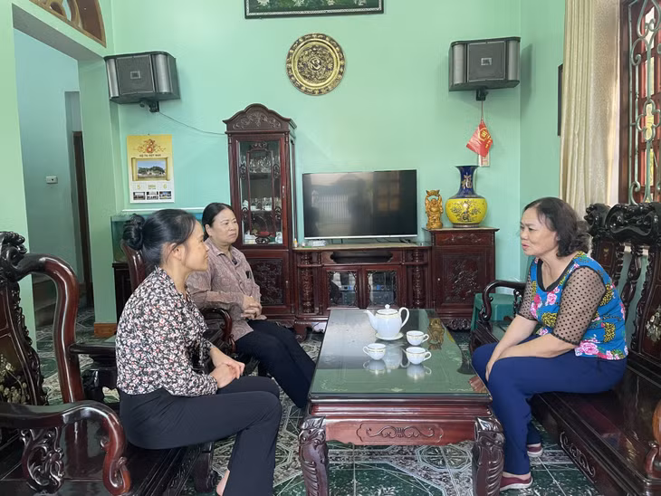 Chị em phụ nữ trong Chi hội phụ nữ khu 3 (phường Hà Phong, TP Hạ Long) trao đổi kinh nghiệm về việc phân loại chất thải sinh hoạt tại nhà.