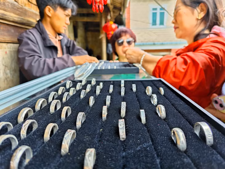 Các sản phẩm chủ yếu ở đây là nhẫn, hoa tai, vòng cổ, vòng tay cùng với nhiều loại trang sức khác được đúc rất tỉ mẫn, công phu. Ảnh: Khương Minh