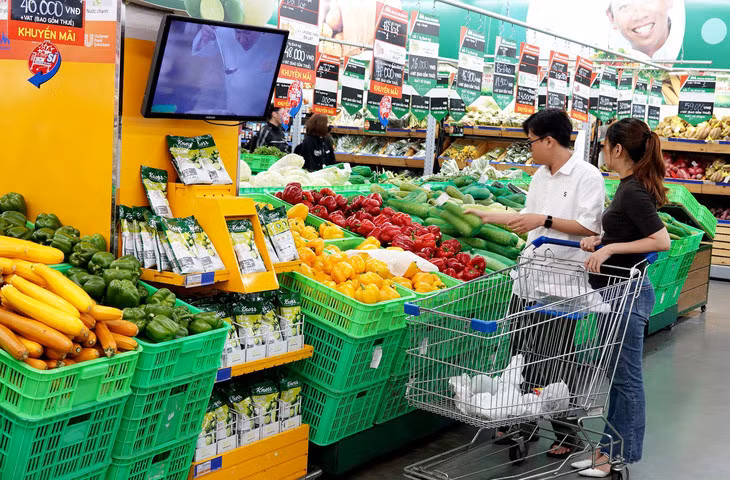 Nhiều doanh nghiệp, nhà bán lẻ cho biết đang phải xoay xở để giữ giá hàng hóa, dù giá đầu vào tăng cao - Ảnh: T.T.D.