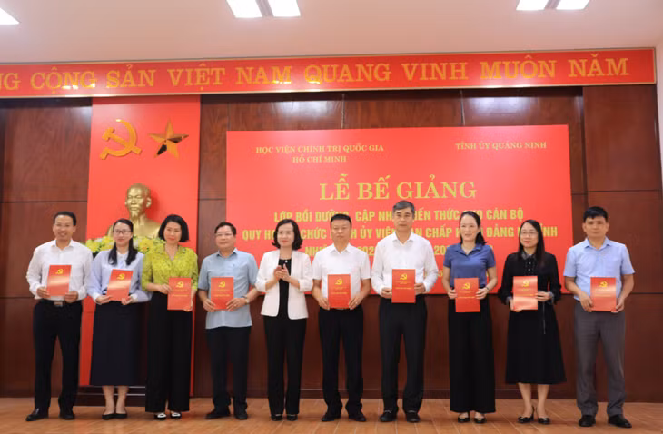 Đồng chí Bùi Thúy Phượng, Trưởng Ban Tổ chức Tỉnh ủy trao giấy chứng nhận cho học viên.