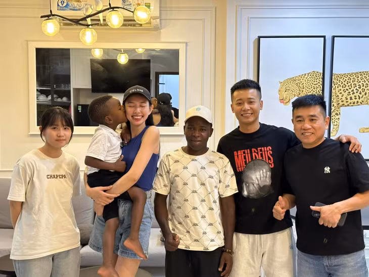 Hoa hậu Thùy Tiên hội ngộ Quang Linh Vlog và một số người bạn cùng làm thiện nguyện tại châu Phi.