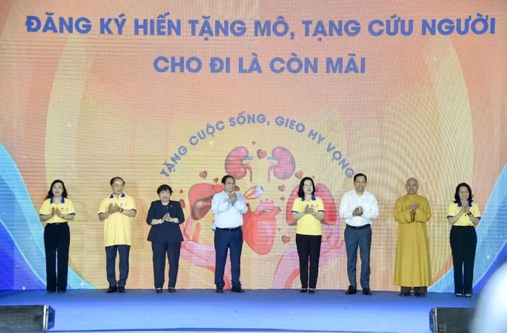 Thủ tướng Phạm Minh Chính và các đồng chí lãnh đạo thực hiện nghi thức phát động Chương trình đăng ký hiến mô, tạng.