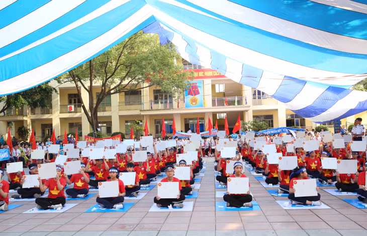 Bộ Tư lệnh Vùng CSB 1 phối hợp với các trường: THCS Cẩm Thành; THCS Bái Tử Long; THCS Ngô Quyền tổ chức Cuộc thi “Em yêu biển, đảo quê hương” tại Trường THCS Cẩm Thành (TP Cẩm Phả).