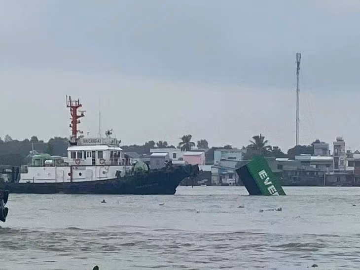 Hiện trường tàu và sà lan tông nhau khiến chín thùng container rơi xuống sông. Ảnh: TS