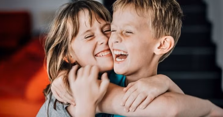 Cha mẹ nên nhắc nhở con thường xuyên về trách nhiệm quan tâm đến người khác. (Ảnh: ITN).