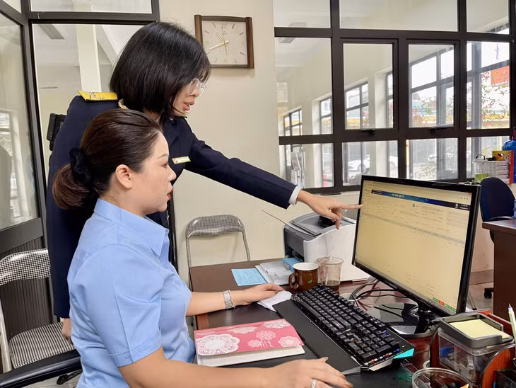 Cán bộ Cục Thuế tỉnh hướng dẫn doanh nghiệp xăng dầu xuất hoá đơn điện tử theo từng lần bán.
