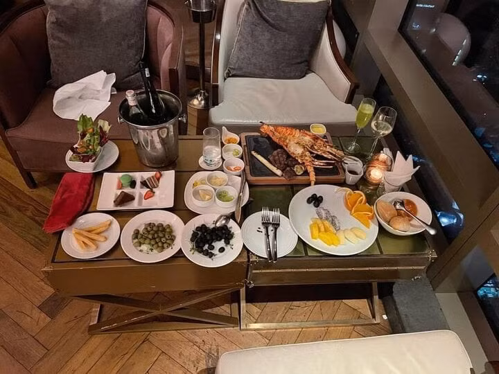 Cô gái gọi những món đắt tiền, sau đó không chịu thanh toán.