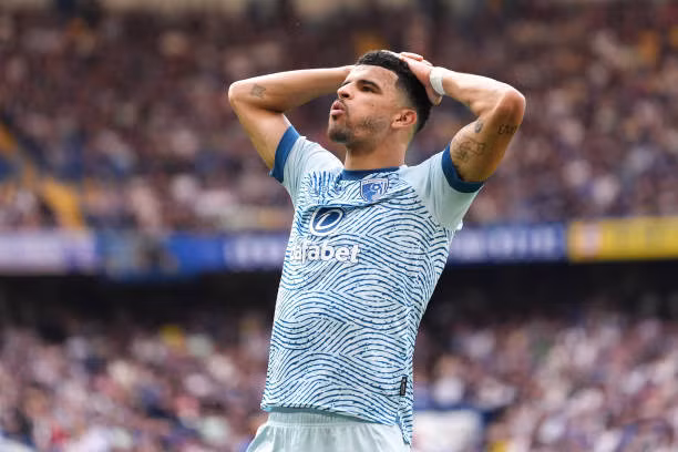 Tiền đạo cắm: Dominic Solanke. Dù ghi tới 19 bàn thắng ở Ngoại hạng Anh mùa giải 2023/2024 nhưng tiền đạo của "The Cherries" vẫn không thể cạnh tranh với Ivan Toney và Harry Kane.