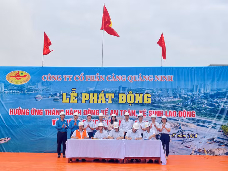 Đại diện các phòng, ban đơn vị Công ty CP Cảng Quảng Ninh tổ chức ký cam kết thực hiện công tác ATVSLĐ.