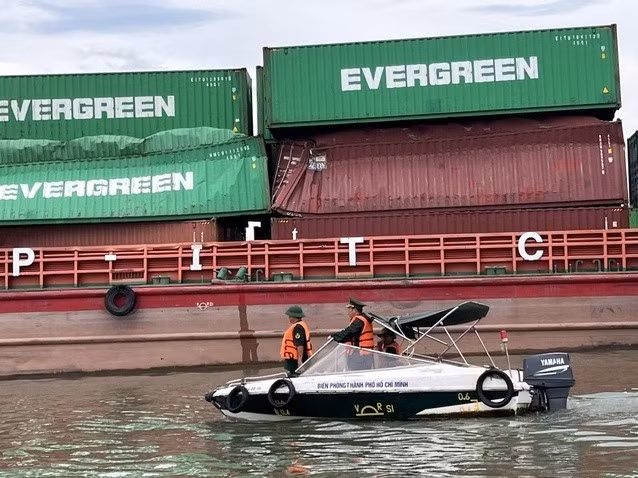 Trạm Biên phòng Cửa khẩu Nhà Rồng đến ứng cứu tại nơi có khoảng 9 container rỗng bị rơi. Ảnh: Đồng Hoàng.