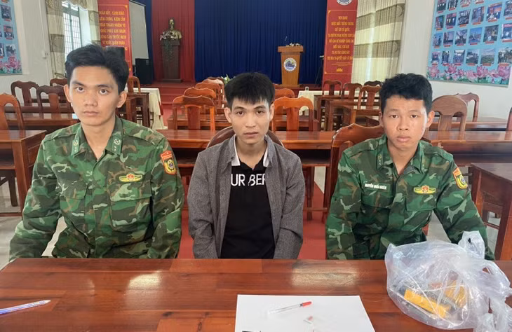 Đối tượng Chương (ngồi giữa) cùng tang vật.