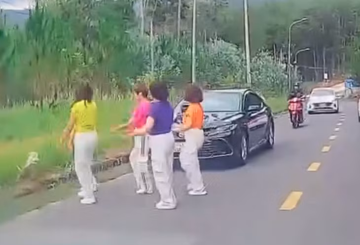 5 phụ nữ nhảy trước đầu ô tô gây cản trở giao thông - Ảnh: cắt từ video clip