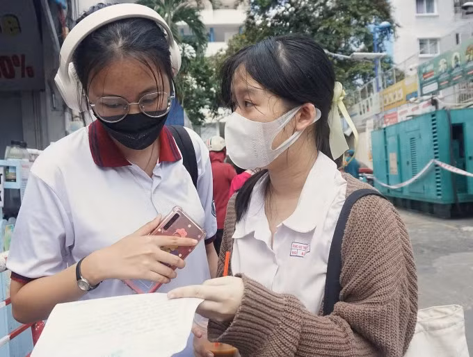 Thí sinh trao đổi về đề thi Văn vào lớp 10 trường Phổ thông Năng khiếu, sáng 25/5. Ảnh: Lệ Nguyễn