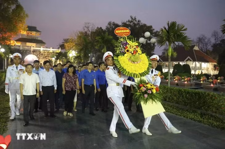 Lễ dâng hương, thắp nến tri ân các Anh hùng liệt sỹ tại Nghĩa trang A1.(Ảnh: Xuân Tư/TTXVN)