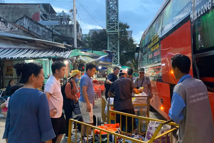 Ngành đường sắt bố trí ôtô để trung chuyển hành khách đi từ ga Tuy Hòa sang ga La Hai và ngược lại. Ảnh: Minh Hằng