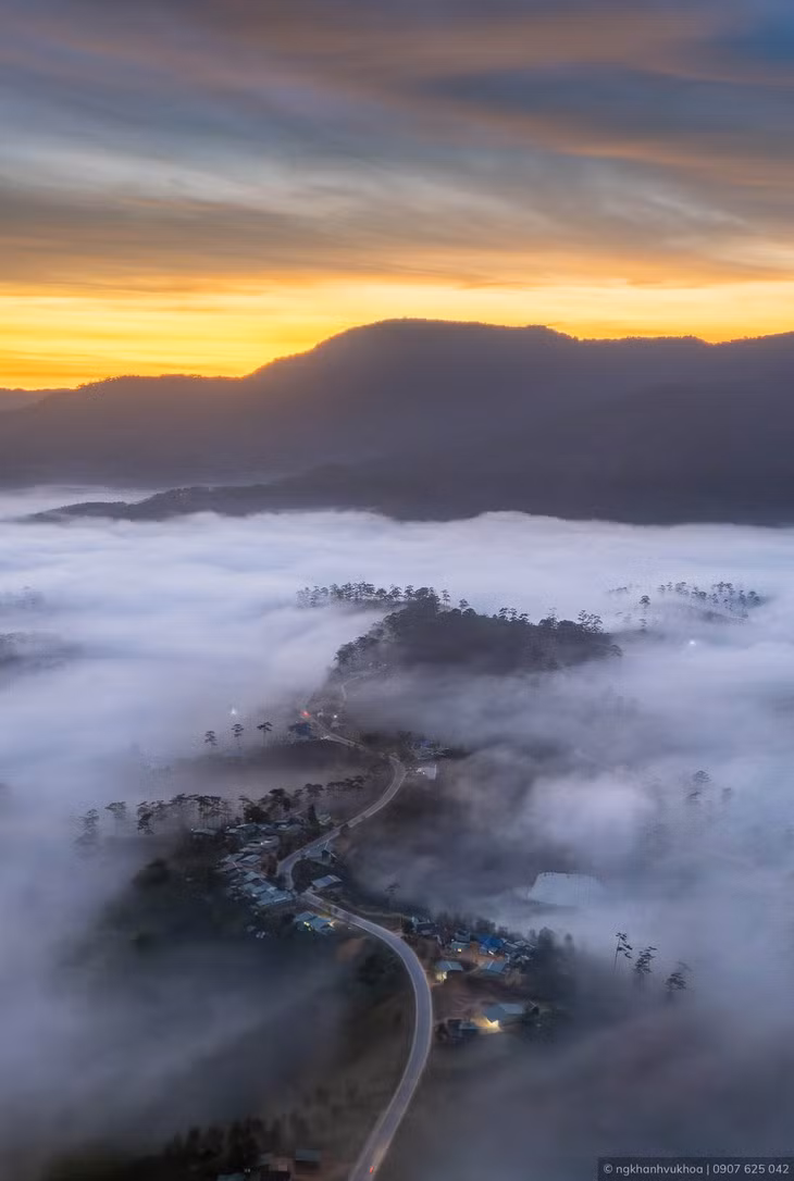Sương mù giăng kín con đường uốn lượn qua đồi núi, rừng thông ngút ngàn… Ảnh: Nguyễn Khánh Vũ Khoa