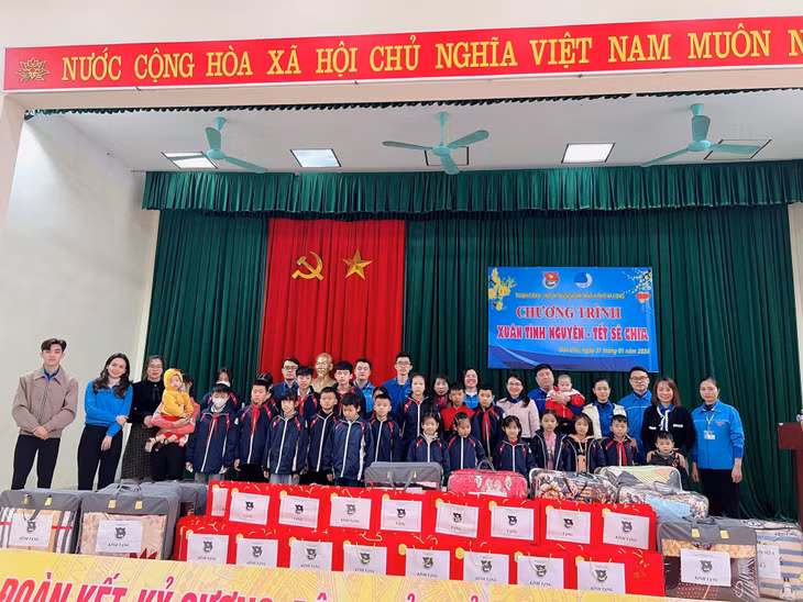 Học Bác, các đoàn viên, thanh niên TP Hạ Long tích cực tham gia hoạt động tình nguyện vì cộng đồng. Ảnh đơn vị cung cấp.