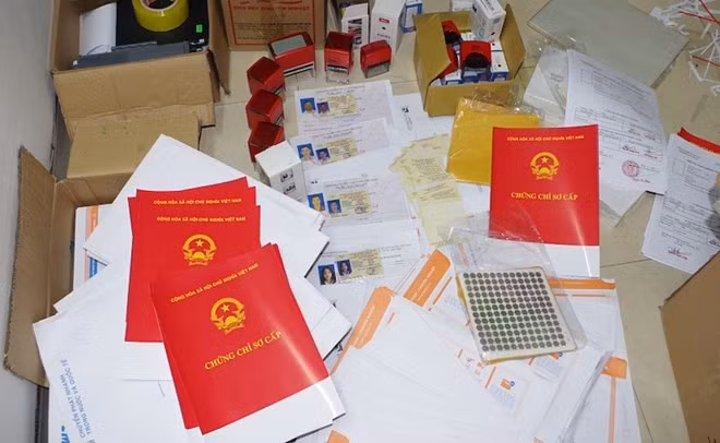 Tài liệu liên quan tới vụ án được lực lượng công an phát hiện, thu giữ. Ảnh: Công an tỉnh Hà Nam.