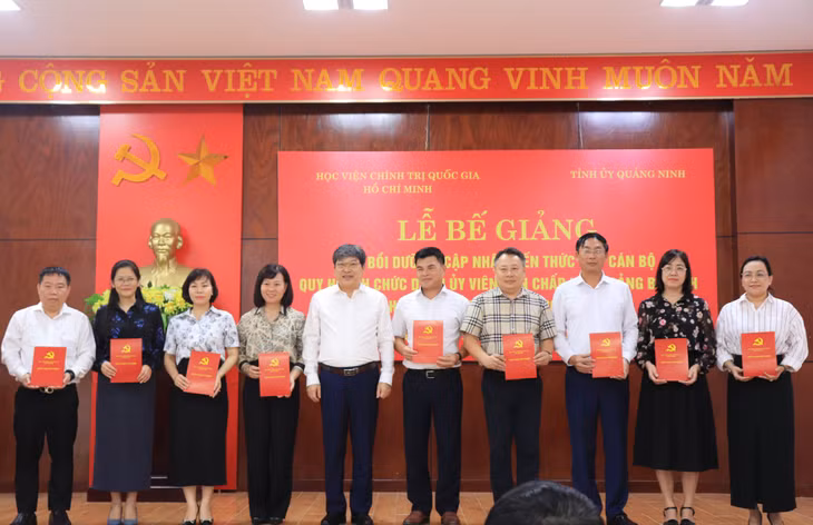 Các học viên được trao chứng nhận tốt nghiệp.