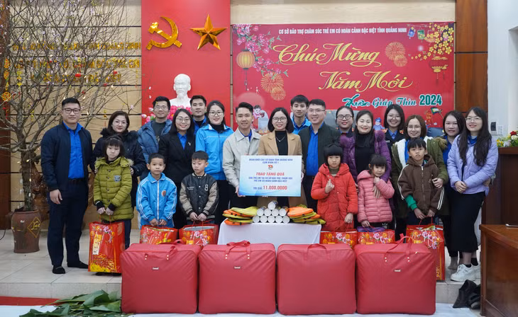Cụm đoàn số 1, Đoàn Thanh niên Khối Các cơ quan tỉnh trao tặng quà Tết tại Cơ sở Bảo trợ, chăm sóc trẻ em có hoàn cảnh đặc biệt tỉnh, tháng 1/2024. Ảnh: Đỗ Quang
