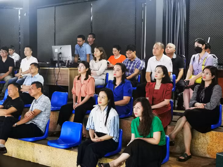 Cán bộ, đảng viên, người lao động Trung tâm Truyền thông tỉnh chăm chú theo dõi chương trình.