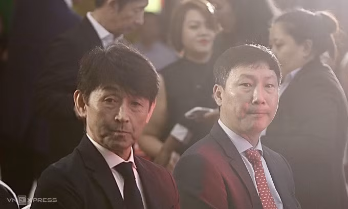 Tân HLV đội tuyển Việt Nam, Kim Sang-sik (phải) và đội tuyển Thái Lan, Masatada Ishii trong lễ bốc thăm ở Hà Nội chiều 21/5/2024. Ảnh: Hiếu Lương