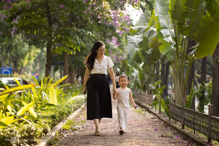 Người Hà Nội chen chân chụp ảnh hoa bằng lăng ảnh 8