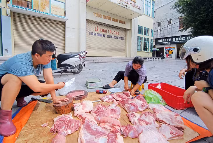Chị Nguyễn Thị Thủy cùng chồng có mặt từ sớm để giao hàng, bán thịt cho khách hàng. Đến muộn nhiều khi còn không thể thuê được điểm bán hàng.