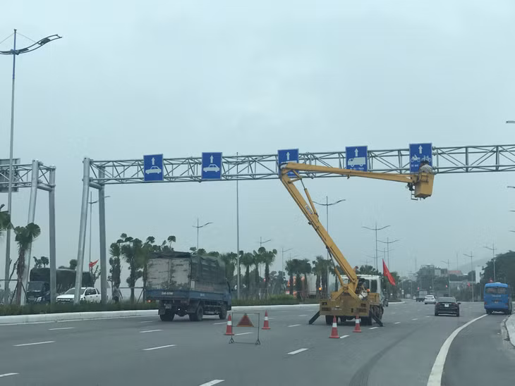 Sở GTVT điều chỉnh hệ thống biển báo trên QL18A đoạn đi qua địa bàn phường Bãi Cháy (TP Hạ Long).