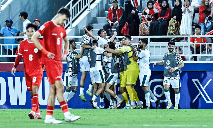 Cầu thủ Indonesia (áo đỏ) thất vọng khi Ali Jasim ghi bàn ấn định thắng lợi 2-1 cho Iraq, trận tranh giải ba U23 châu Á trên sân Abdullah bin Khalifa, thành phố Doha, Qatar tối 2/5/2024. Ảnh: AFC
