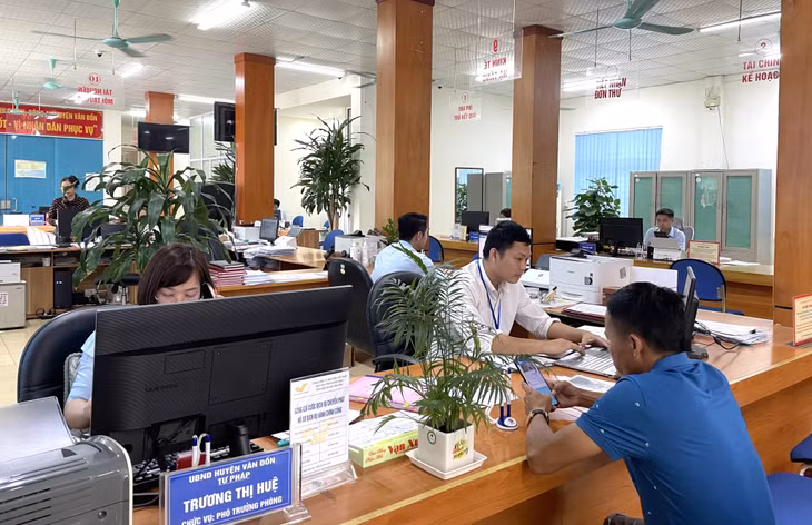Người dân đến thực hiện các TTHC tại Trung tâm Hành chính công huyện.