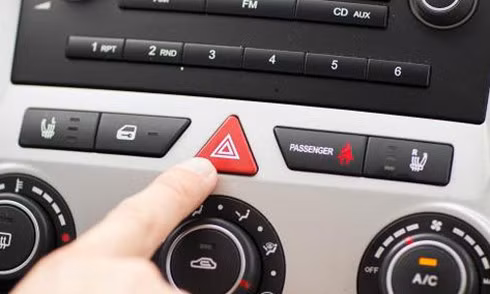 Mỗi loại xe lại thiết kế đèn Hazard ở vị trí khác nhau nhưng luôn đồng nhất hình tam giác đỏ