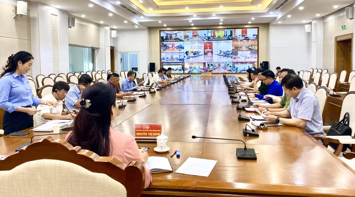 Cuộc họp kết nối trực tuyến tới điểm cầu 13 huyện, thị xã, thành phố trong tỉnh.