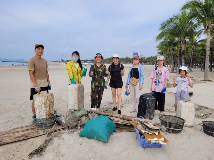 "Thành quả" của nhóm "Vì một Hạ Long xanh" sau một buổi thu dọn tại bãi tắm Bãi Cháy. Ảnh: Nhân vật cung cấp