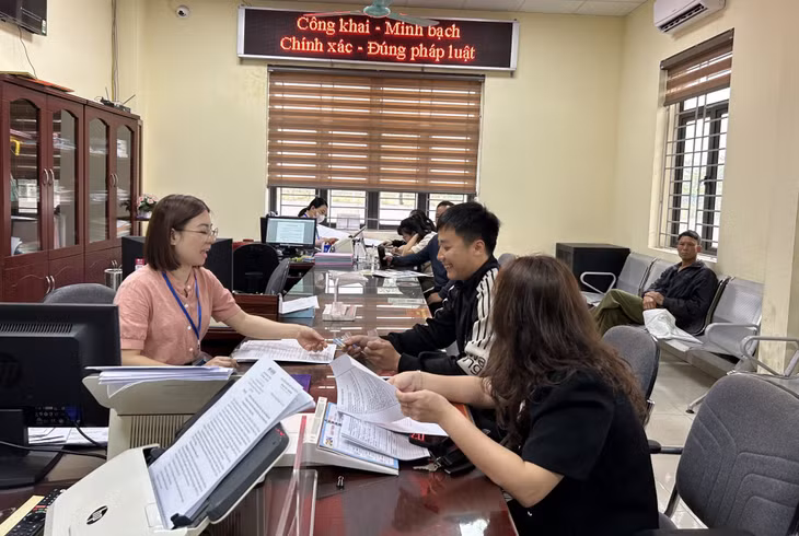 Cán bộ, công chức bộ phận tiếp nhận và trả kết quả hiện đại xã Thống Nhất (TP Hạ Long) giải quyết thủ tục hành chính cho người dân.