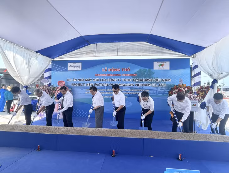 Các đại biểu làm lễ khởi công xây dựng nhà máy.