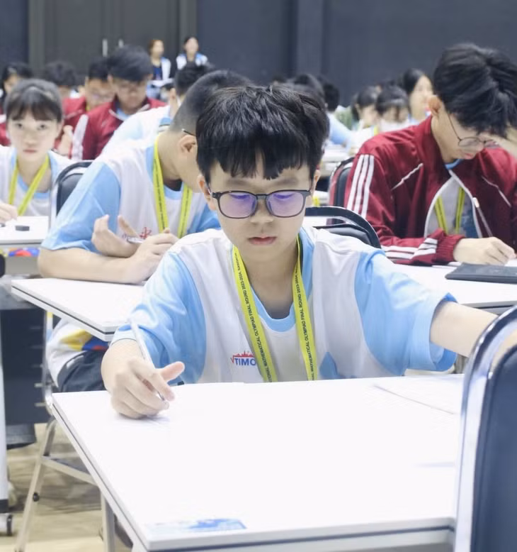 Học sinh của trường Tiểu học và THCS Quốc tế Stephen Hawking tập trung trong giờ thi trực tiếp tại Thái Lan - kì thi Olympic toán học quốc tế TIMO.