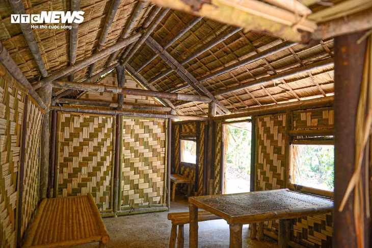 Chiếc lán đơn sơ này chính là nơi Đại tướng, Tổng Tư lệnh Võ Nguyên Giáp từng ở và làm việc trong Sở chỉ huy