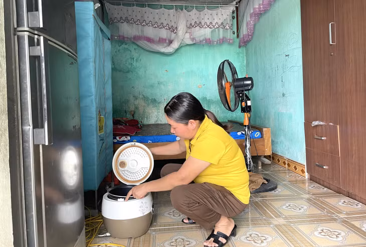 Vào những buổi chiều, người dân nấu cơm bằng nồi cơm điện cũng không chín được do điện quá yếu.