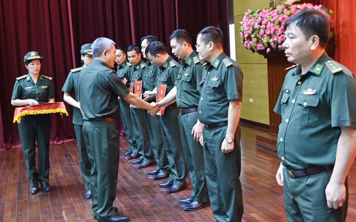 Đại tá Nguyễn Văn Thiềm, Chỉ huy trưởng BĐBP tỉnh trao quyết định nâng lương, thăng quân hàm cho các đồng chí sĩ quan.